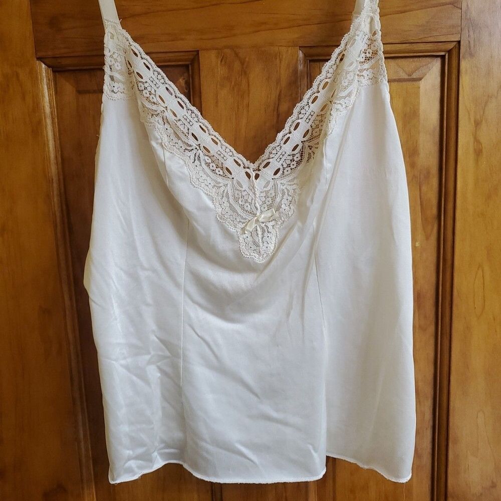 Vtg Olga Ivory Camisole Lace Trim Adjustable Satin Straps‎ Womens Size 34 USA
